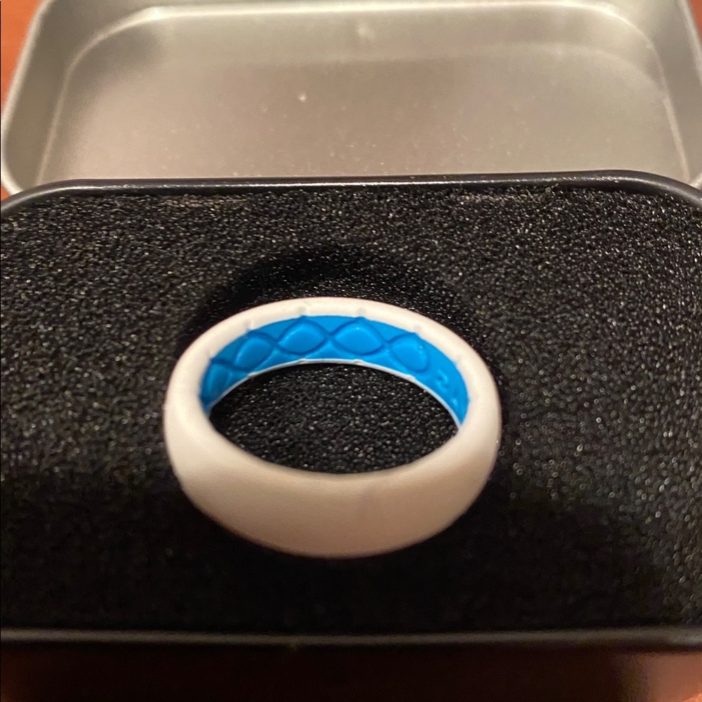 Groove Life White Ring with Blue Accent. Comes with black tin. - Picture 3 of 4